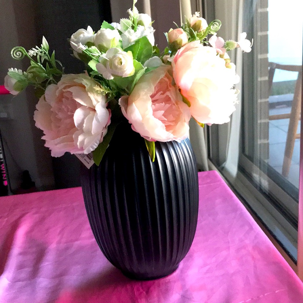 Flower Arrangement/ Artificial flowers in vase - Picture 4 of 5